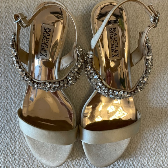 Champagne Badgley Mischka Wedges Size 6.5 - Picture 2 of 4